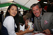 DJ John Munich alias John Jürgens mit Frau Hayah beim 15. BMW Armbrustschießen am 24.09.2018 (©Foto: Martin Schmitz) 